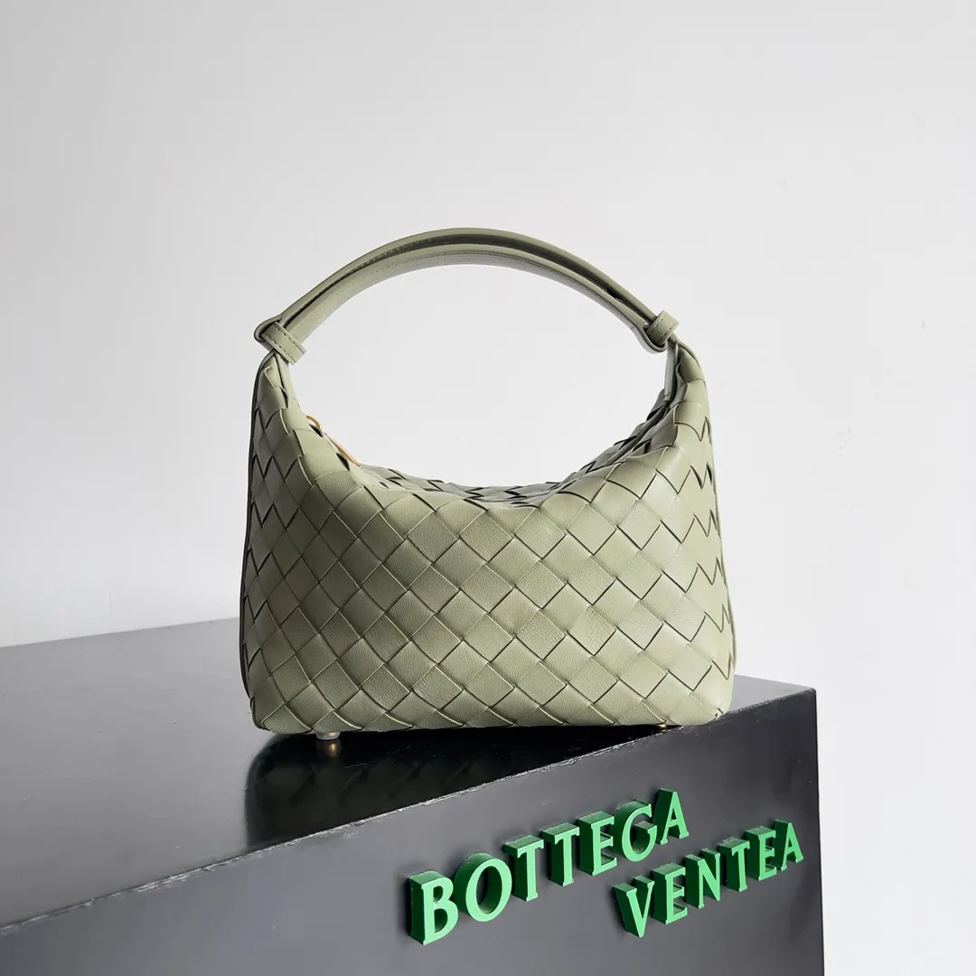 Batch 1360 It is predicted that BV Bottega’s lunch bag will be popular again this year. The entire bag is made of top nappa lambskin, which is very soft and lightweight. It also uses the intrecciato weaving process that the two founders spent several months developing from the beginning of the brand. It is completely hand-woven by Italian craftsmen. It perfectly reflects the craftsmanship of Bottega. The entire bag shape is also a very practical and popular lunch box bag type. The slightly curved arc of the bag mouth can also better fit our wrists. Style number: 754443 Size: 22*13*9